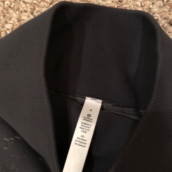 Lululemon crop- size 4 - Picture 3 of 7